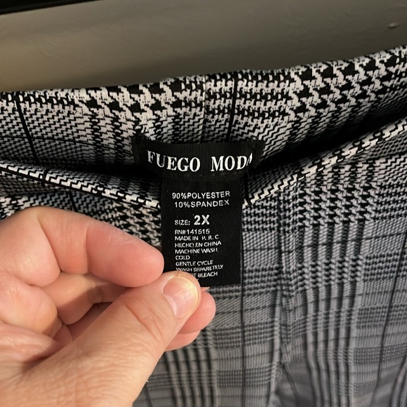 Houndstooth Plaid Dressy Leggings - Picture 4 of 5